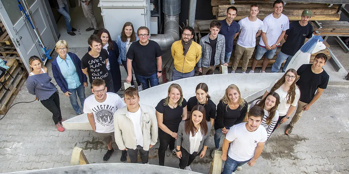 Studierende am selbst gebauten Betonkanu im Studiengang Bauingenieurwesen der h_da, Hochschule Darmstadt.