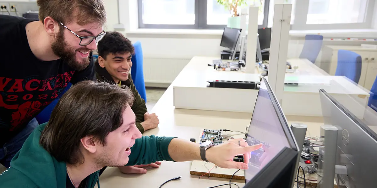 Situation mit 3 Studierenden der Informatik in einem Labor des Fachbereich Informatik der h_da, Hochschule Darmstadt