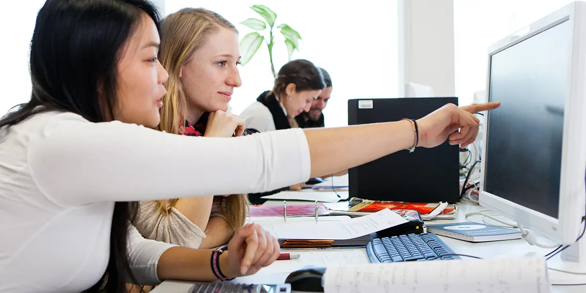 Situation von 4 Studierenden im Fachbereich Mathematik- und Naturwissenschaften der h_da, Hochschule Darmstadt