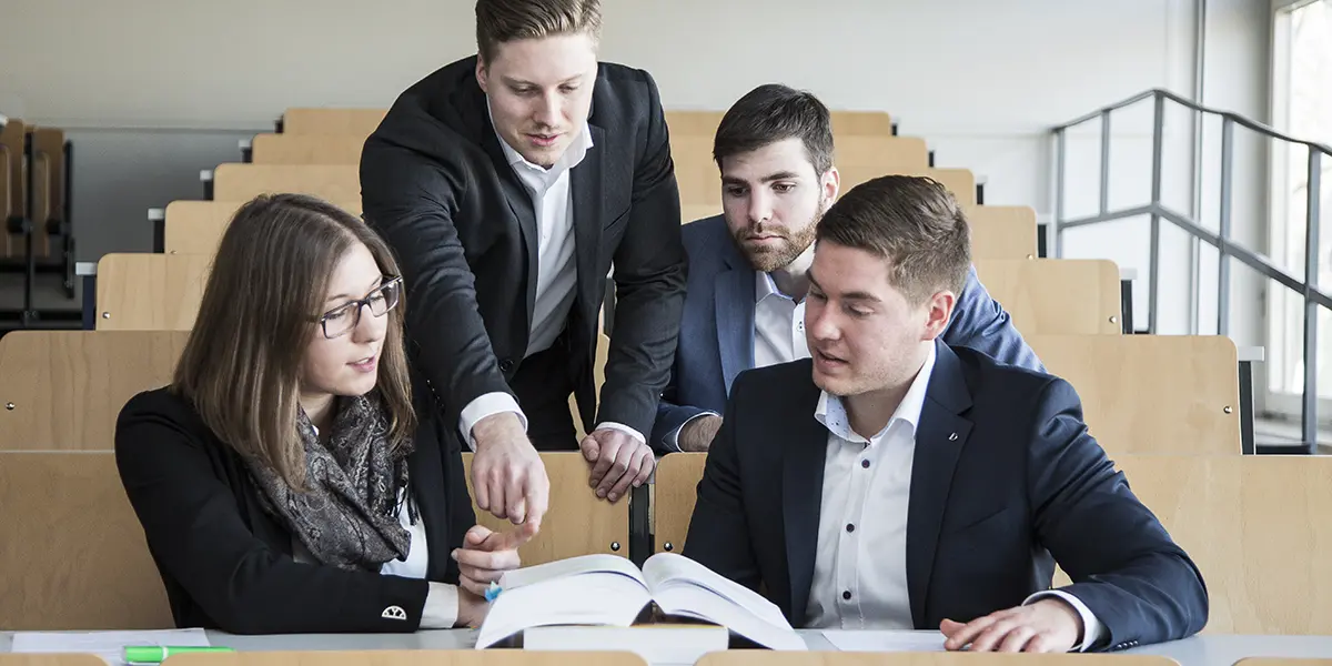 Studierende am Fachbereich Wirtschaft in einem Hörsaal der h_da, Hochschule Darmstadt.