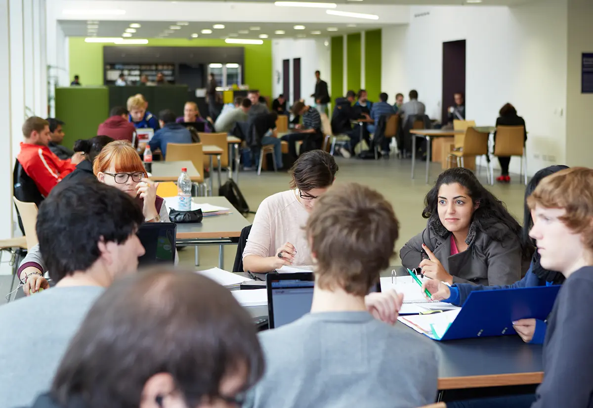 Belebte Situation im Café Glaskasten im Hochhaus der h_da, Hochschule Darmstadt.