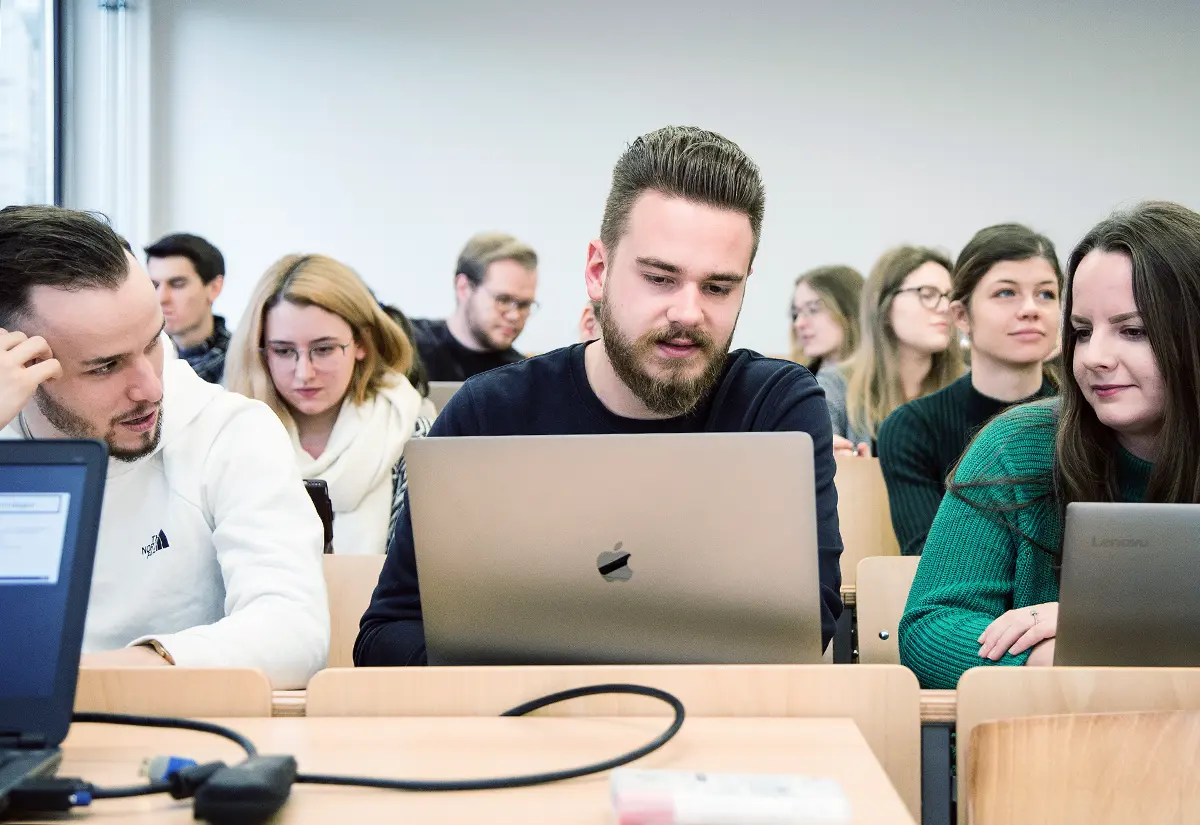 Studierende des Studiengangs angewandte Sozialwissenschaften im Hörsaal des Fachbereich Gesellschaftswissenschaften der h_da, Hochschule Darmstadt.