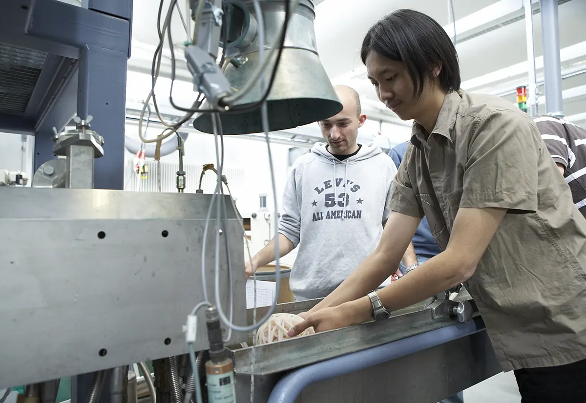 Student bedient Maschine im Kunststofftechnik-Labor des Fachbereich MK, Maschinenbau und Kunststofftechnik der h_da, Hochschule Darmstadt. 