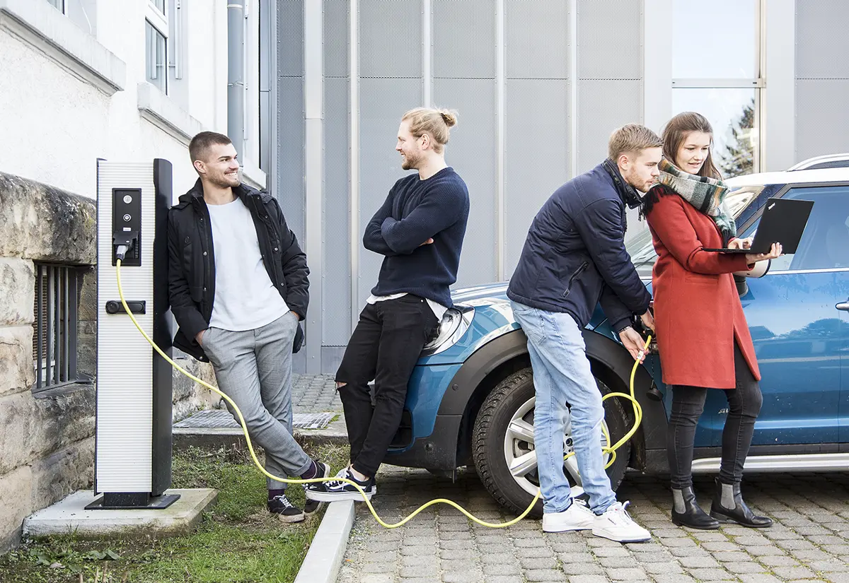 Studierende des Studierendengang Energiewirtschaft der h_da, Hochschule Darmstadt messen den Ladestrom beim laden eines Elektroautos.